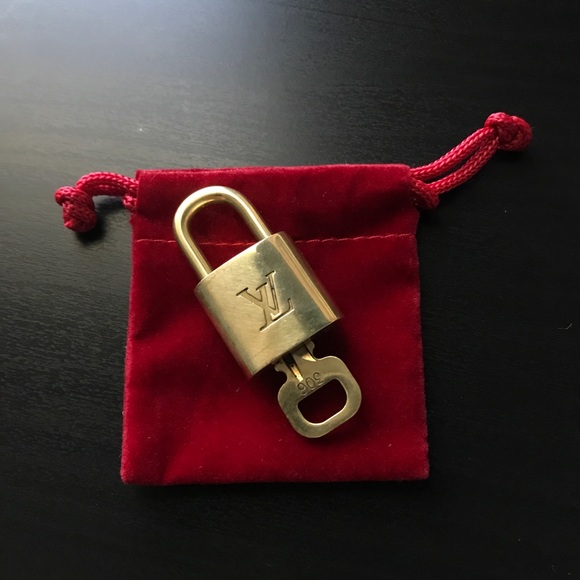 Silver Chain With Louis Vuitton Lock - Picture 3 of 11